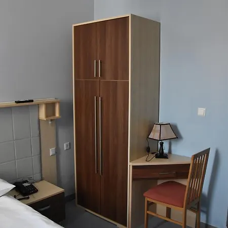 & Restaurant Great - Airport